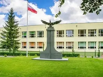Uczniowie porządkują groby poległych i zasłużonych dla miejscowości