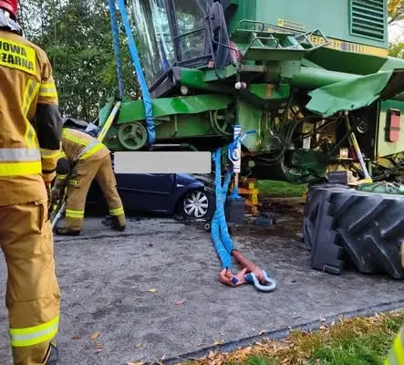 Tragiczny wypadek w Siedliszczu: kombajn przygniótł auto osobowe, kierowca nie żyje