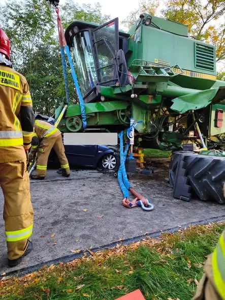 Tragiczny wypadek w Siedliszczu: kombajn przygniótł auto osobowe, kierowca nie żyje