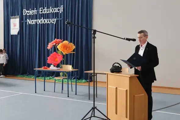 Dzień Edukacji Narodowej w szkole w Wierzbicy — akademia, scenki i chór