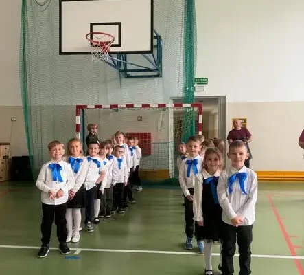 Dzień Edukacji Narodowej w Rejowcu: ślubowanie pierwszaków i kabaret 7a