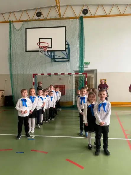 Dzień Edukacji Narodowej w Rejowcu: ślubowanie pierwszaków i kabaret 7a