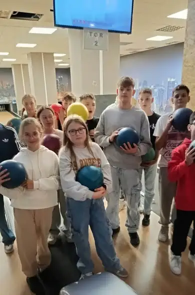 Klasa 7a zamiast lekcji wybrała film, pizzę i kręgle – integracyjny dzień pełen wrażeń