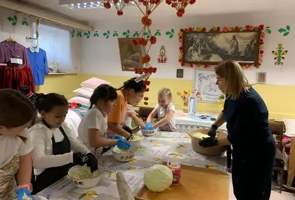 Uczennice z Wierzbicy poznały tradycję kiszenia kapusty