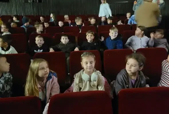 Uczniowie klas 1–3 z wizytą w chełmskim teatrze na „Śpiącej Królewnie”