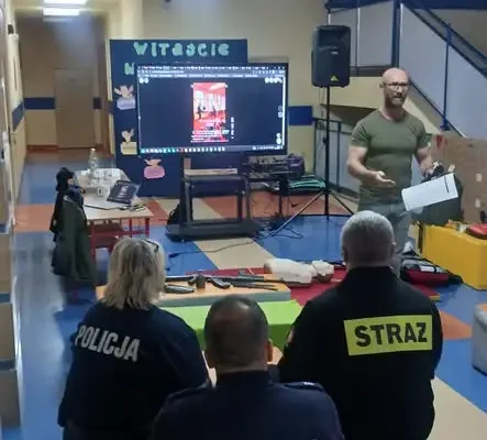 Trening bezpieczeństwa w szkole – rodzice i służby uczą uczniów, jak reagować w kryzysie