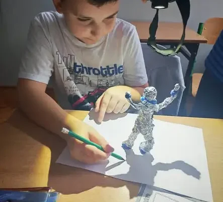 Klasa 3 odkrywa tajemnice światła i cienia