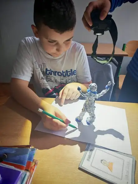 Klasa 3 odkrywa tajemnice światła i cienia