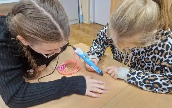 Uczniowie klasy 5b poprowadzili warsztaty z długopisami 3D dla świetlicy