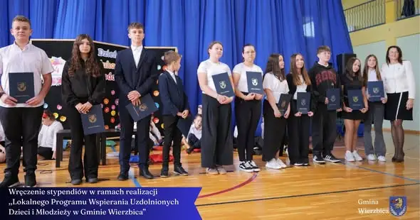 Stypendia dla najzdolniejszych uczniów z Gminy Wierzbica wręczone