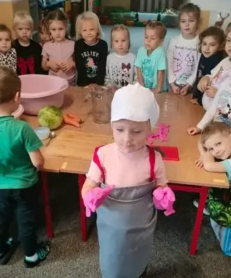 Przedszkolaki z grupy „Krasnoludki” uczą się kiszenia kapusty – zdrowa tradycja na zimę