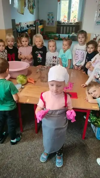 Przedszkolaki z grupy „Krasnoludki” uczą się kiszenia kapusty – zdrowa tradycja na zimę