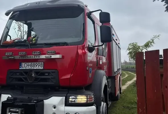 Kot wpadł do studni o głębokości 7 metrów. Akcja strażaków z OSP KSRG Żmudź