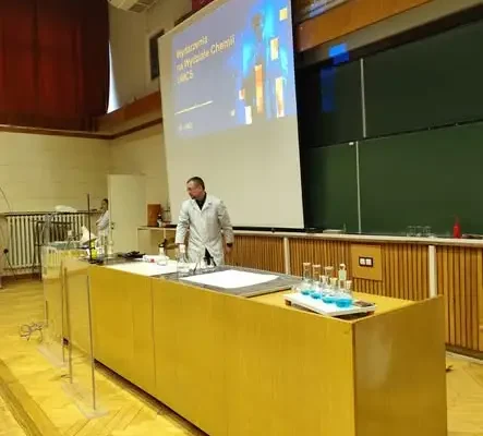 Uczniowie z Lublina odkrywali chemię, historię i smak cebularza