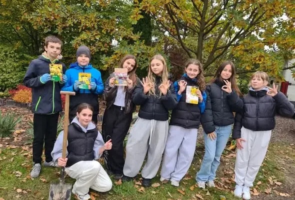 Szkoła Podstawowa nr 4 w Chełmie sadzi żonkile w ramach akcji „Pola Nadziei”