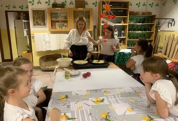 Jesienne smaki na Kole Muzealnym w Wierzbicy – placuszki z jabłkami