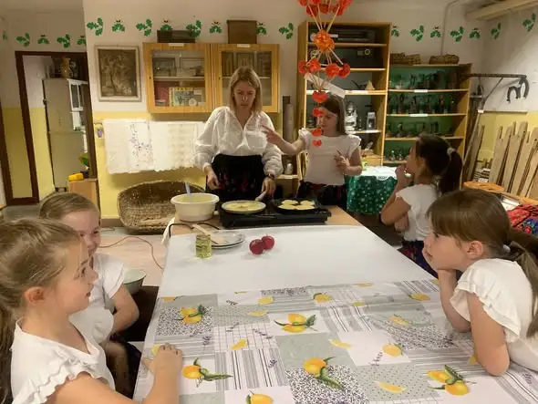 Jesienne smaki na Kole Muzealnym w Wierzbicy – placuszki z jabłkami