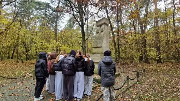 Lekcja historii w Lesie Borek – szóstoklasiści odwiedzili miejsce pamięci „Patelnia”
